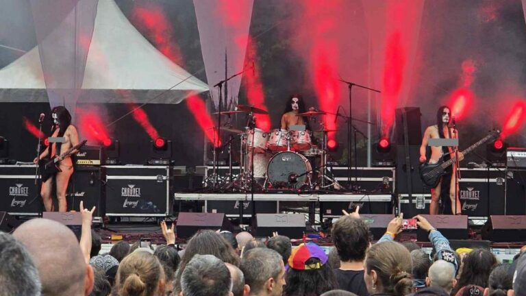Artistele de la Witch Club Satan s-au dezbrăcat complet pe scenă la festivalul din Brașov