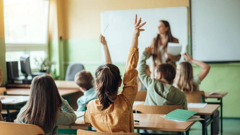 Peste 30 de unități de învățământ din Iași ar putea dispărea juridic. Ce prevede „Legea Bolojan”: care sunt școlile și grădinițele vizate?