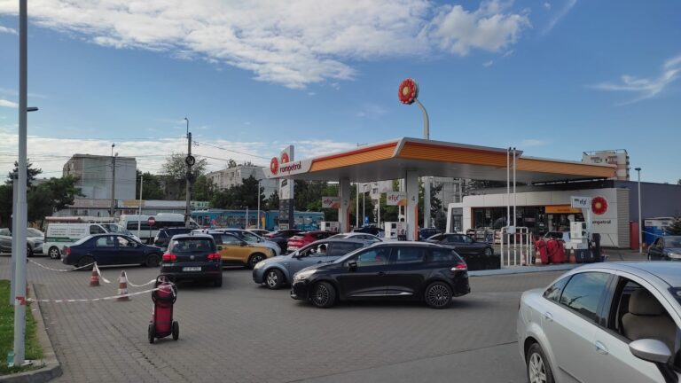 Ieșenii se pregătesc de azi pentru scumpirea carburanților de mâine. Cozi la majoritatea stațiilor de alimentare din oraș