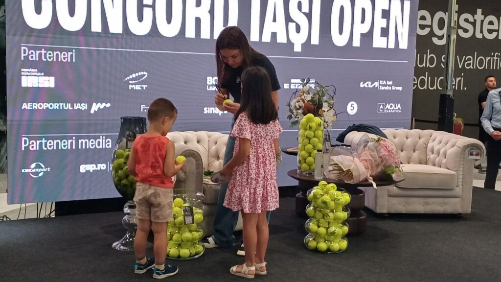 Simona Halep, întâmpinată cu emoție și aplauze la Iași: „A fost visul meu să o văd în carne și oase”