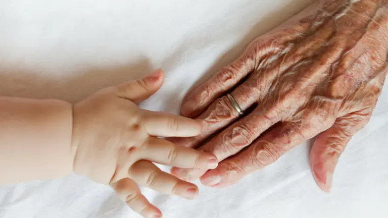 Moldovenii au cea mai redusă speranță de viață din țară: 76,7 ani. Înainte de ’90 eram în top. Cum au evoluat în 35 de ani Iașul și județele Moldovei