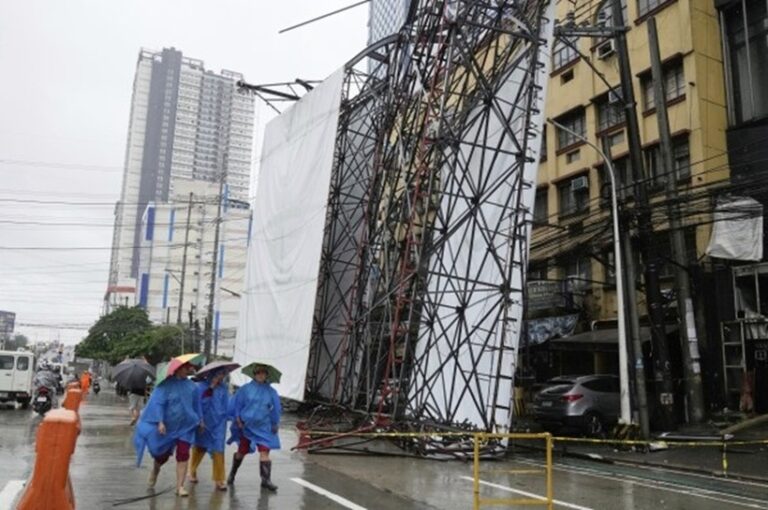 Hong Kong, sub cel mai înalt cod de furtună: Taifunul Wipha provoacă anularea a peste 200 de zboruri