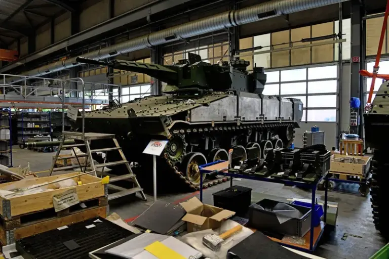 Germania lansează în România o rețea de producție pentru vehicule de infanterie Lynx și muniție