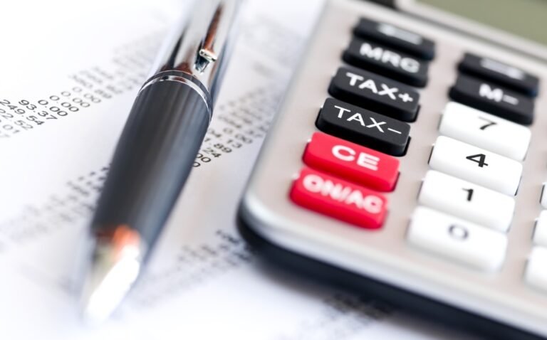 Un val de majorări fiscale: TVA de 21%, CASS la pensiile de peste 3.000 de lei, accize suplimentare și noi impozite pentru bănci și jocuri de noroc