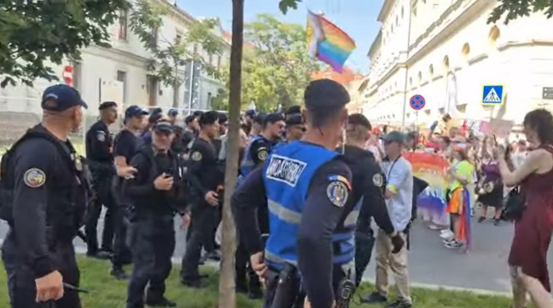 VIDEO Tensiuni la marșul Oradea Pride 2025: Participanții, blocați de jandarmi să intre pe traseul anunțat