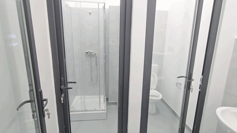 FOTO| Toaletă publică transparentă, într-o piață proaspăt renovată din Pașcani: Totul se vede din stradă