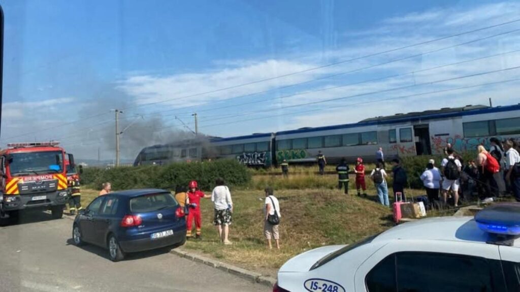  UPDATE O locomotivă a luat foc la intrarea în Pașcani. Zeci de persoane s-au autoevacuat