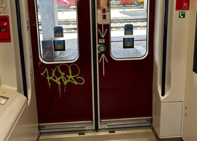 Primul tren electric nou din România a fost vandalizat, la nici un an de la intrarea pe traseu - FOTO