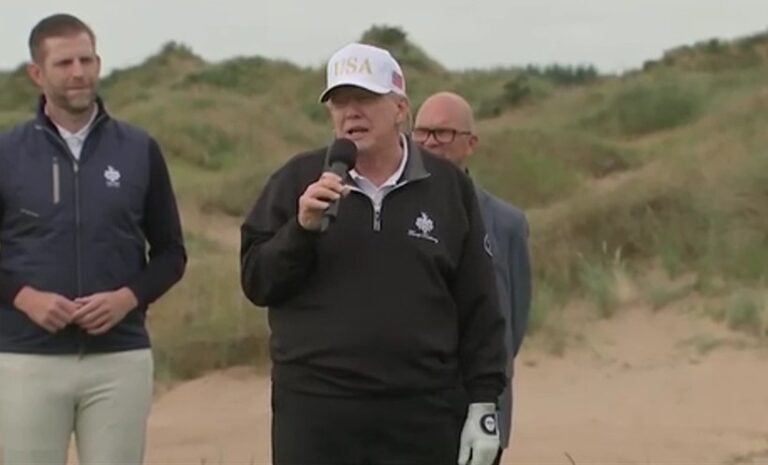 Donald Trump se laudă că „a oprit cam cinci războaie” în timp ce inaugura un nou teren de golf în Scoţia
