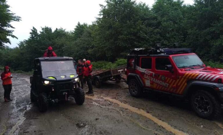 Turist italian rănit în timpul unei curse de enduro în Munţii Cindrel, preluat de salvamontişti