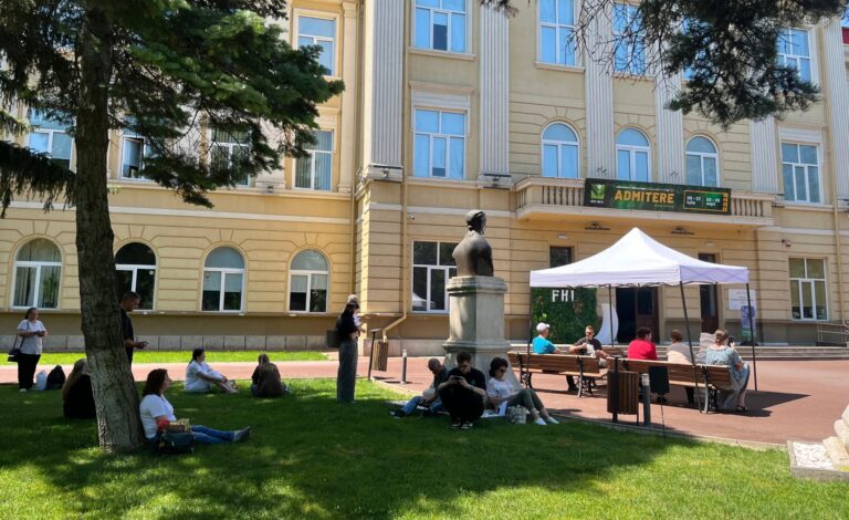 Zi de foc la UMF Iași: peste 1.700 de candidați, încurajați de cei dragi, dau testul grilă de admitere
