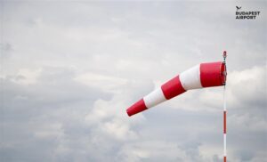 Aeroportul din Budapesta îşi suspendă activitatea din cauza pagubelor provocate de o puternică furtună
