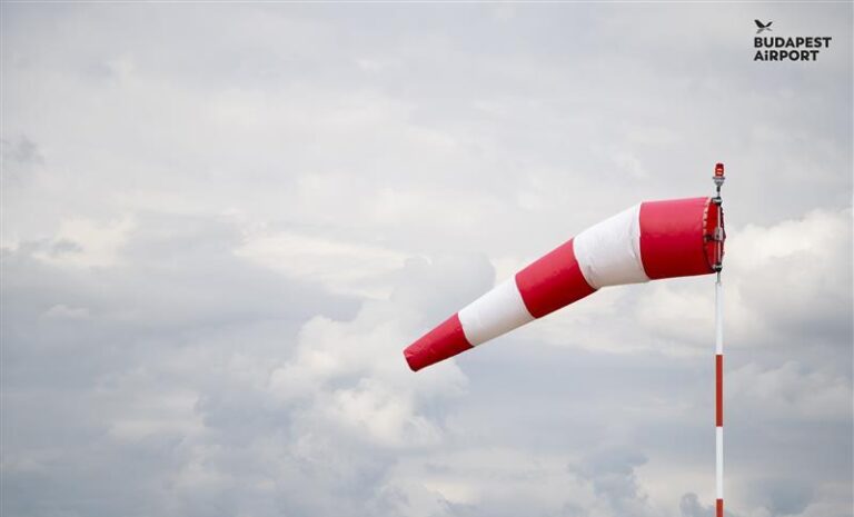 Aeroportul din Budapesta îşi suspendă activitatea din cauza pagubelor provocate de o puternică furtună