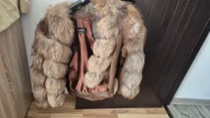 O femeie a rămas fără bani după ce a încercat să vândă un palton pe OLX