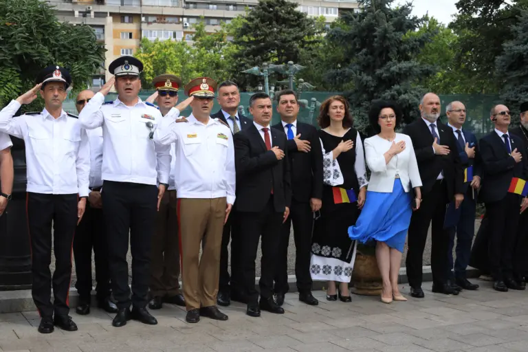 GALERIE FOTO | Zeci de ieșeni au înfruntat vremea ca să asculte imnul României cântat de fanfară. Știați că „Deșteaptă-te, române!” s-a numit întâi „Un răsunet”?