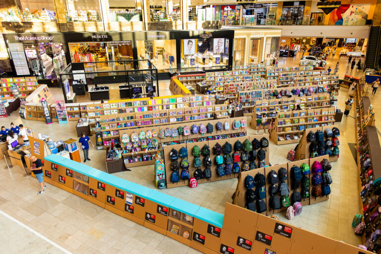 Târgul EXCELSIOR de la Palas, îi întâmpină pe elevi cu tot ce au nevoie pentru noul an școlar: rechizite, produse de papetărie, manuale, dar și alte surprize