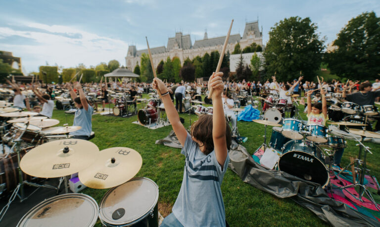 Toboșariada dă „sunetul mai tare” în grădina Palas. Săptămâna muzicală continuă cu un concert coral oferit de Filarmonica Moldova Iași