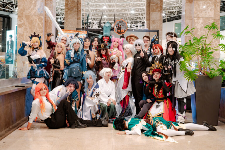 Elfi, paladini, dragoni și tot felul de creaturi miraculoase se întâlnesc la Palas în cadrul NerdCon. Spectacolul desprins din poveștile fantasy îți aduce momente artistice, Cosplays, sesiuni D&D și alte surprize