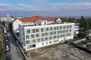 Spital finalizat acum patru ani, cu lacătul pe ușă. Construcția, greșită, constructorul, în faliment