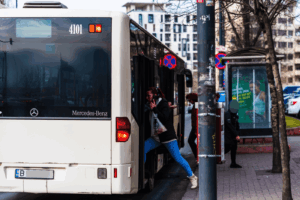 Un bărbat de 75 de ani a agresat sexual o minoră, într-un autobuz din București. Acesta a fost arestat preventiv