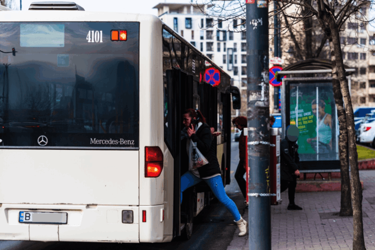 Un bărbat de 75 de ani a agresat sexual o minoră, într-un autobuz din București. Acesta a fost arestat preventiv