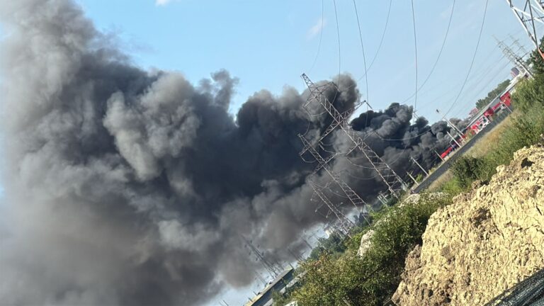 UPDATE/VIDEO | Incendiu la depozitul Sameday. Coloană de fum dens, înaltă de zeci de metri. A fost emis mesaj RO-ALERT