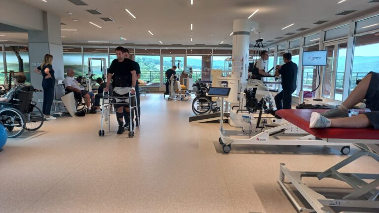 Un militar luptă să poată merge din nou, la Spitalul de Recuperare Arcadia. Povestea lui Andrei, care a stat în picioare cu ajutorul tehnologiei robotizate după cinci luni de la un diagnostic crunt