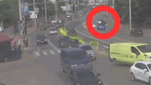VIDEO| Accident rutier, surprins de camere în Nicolina. Un pieton a fost la un pas să fie lovit de un autoturism pe trecerea de pietoni