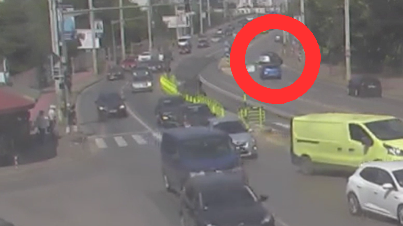 VIDEO| Accident rutier, surprins de camere în Nicolina. Un pieton a fost la un pas să fie lovit de un autoturism pe trecerea de pietoni