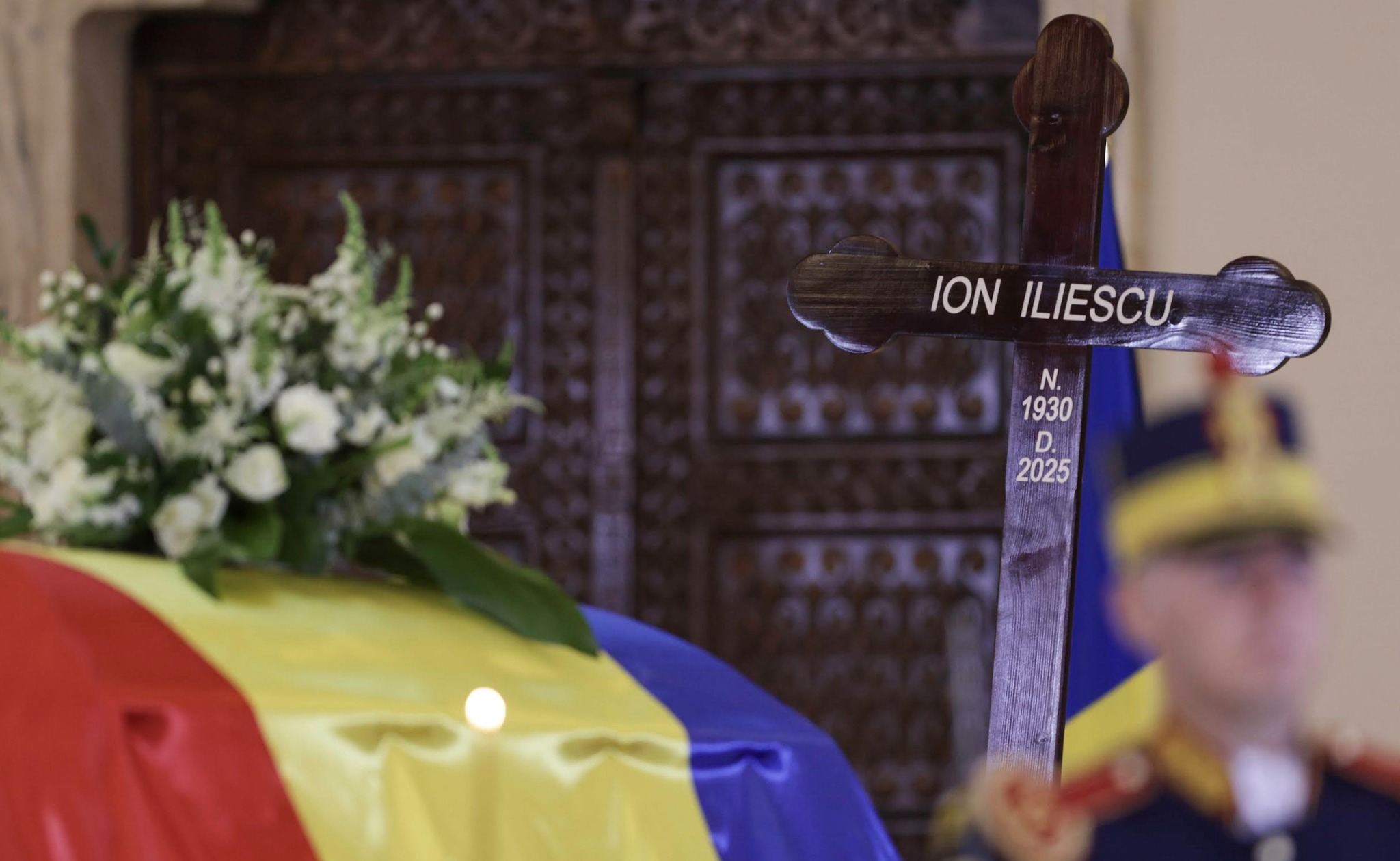 LIVE TEXT | Funeraliile lui Ion Iliescu - Sicriul cu trupul neînsuflețit a fost depus la Palatul Cotroceni. Omagii aduse de oficiali ai Guvernului, dar și foști șefi de stat