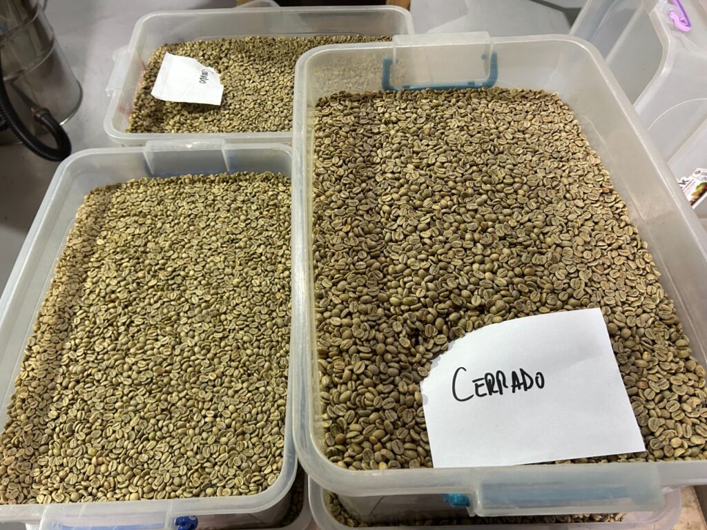 O premier&#259; na&#539;ional&#259; se &bdquo;pr&#259;je&#537;te&rdquo; &icirc;n Bucium: cafeaua artizanal&#259; de Ia&#537;i, &icirc;n capsule. Povestea familiei italo-rom&acirc;ne de la Maison du Cafe