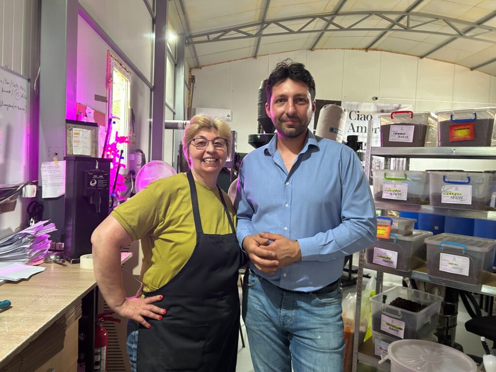 O premier&#259; na&#539;ional&#259; se &bdquo;pr&#259;je&#537;te&rdquo; &icirc;n Bucium: cafeaua artizanal&#259; de Ia&#537;i, &icirc;n capsule. Povestea familiei italo-rom&acirc;ne de la Maison du Cafe