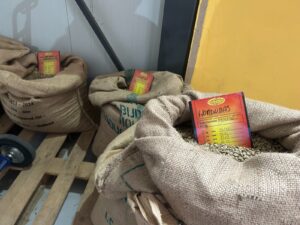 O premieră națională se „prăjește” în Bucium: cafeaua artizanală de Iași, în capsule. Povestea familiei italo-române de la Maison du Cafe