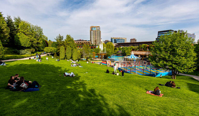 Festivalul Magic&Ludic revine în grădina Palas cu sărbătoarea copilăriei. Ateliere, orășel gonflabil, petreceri dedicate celor mici și zone pentru joacă sunt surprizele acestei ediții