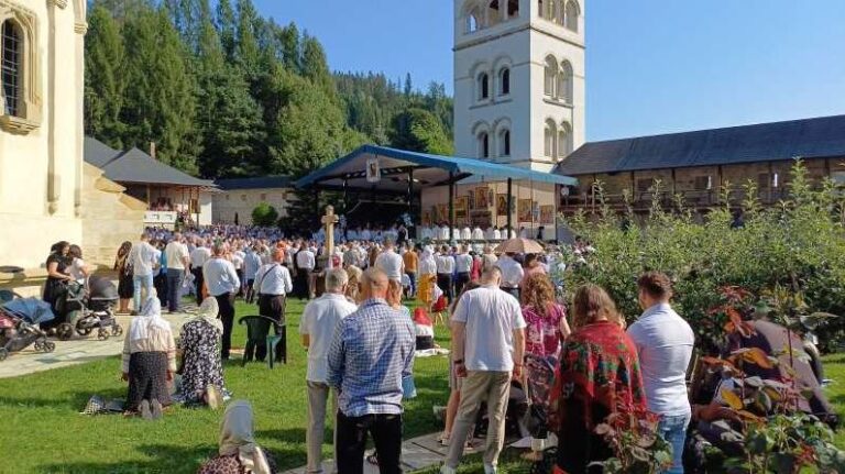 Suceava: Mii de credincioși au participat la Sfânta Liturghie de la Mănăstirea Putna