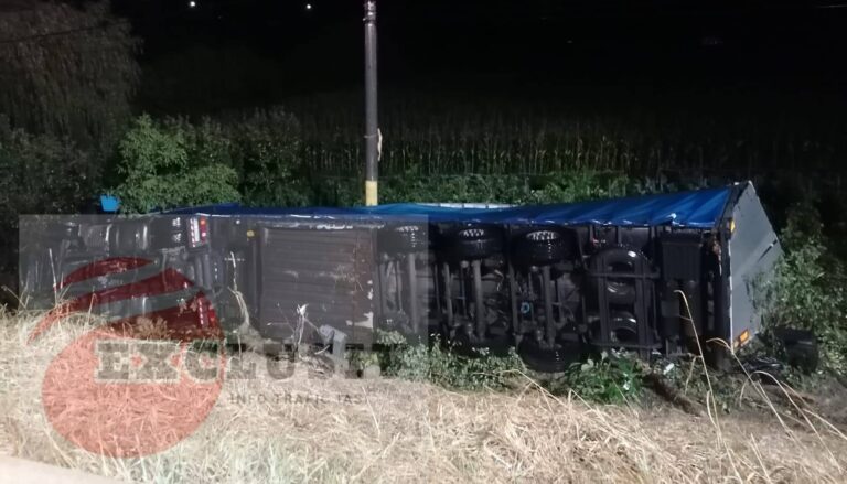 Accident mortal în mijlocul comunei Bălțați: un șofer de 56 de ani și-a pierdut viața după ce s-a răsturnat cu camionul și a fost proiectat prin parbriz