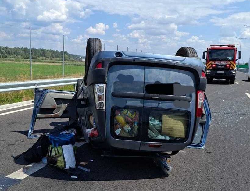 O mașină s-a răsturnat pe autostrada A1, în judeţul Argeş. Cinci răniţi, între care doi copii de 3 şi 10 ani
