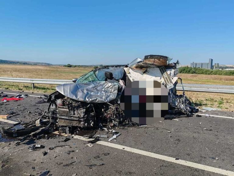 Un bărbat și-a pierdut viața după ce mașina lui a intrat sub un TIR pe centura Bârladului