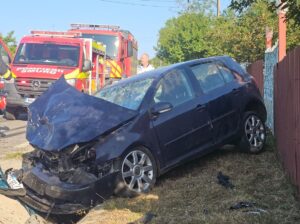 Iași – Accident grav, cu două victime. Impact între o mașină și un microbuz (FOTO)