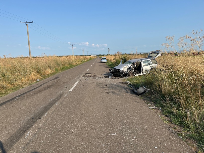  Buzău: Un bărbat de 78 de ani a murit după ce mașina pe care o conducea s-a izbit violent de un TIR încărcat cu furaje