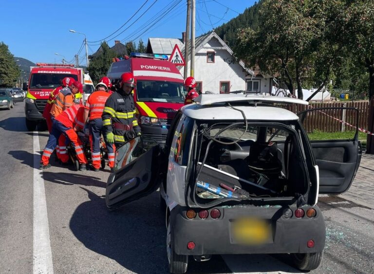 Accident mortal la Iași: Două persoane și-au pierdut viața după ce o mașină s-a răsturnat într-o râpă