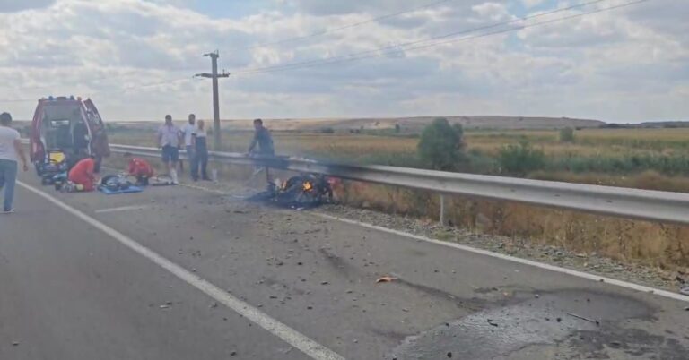 Două motociclete s-au ciocnit pe un drum din Constanța. După impact, una dintre ele a luat foc