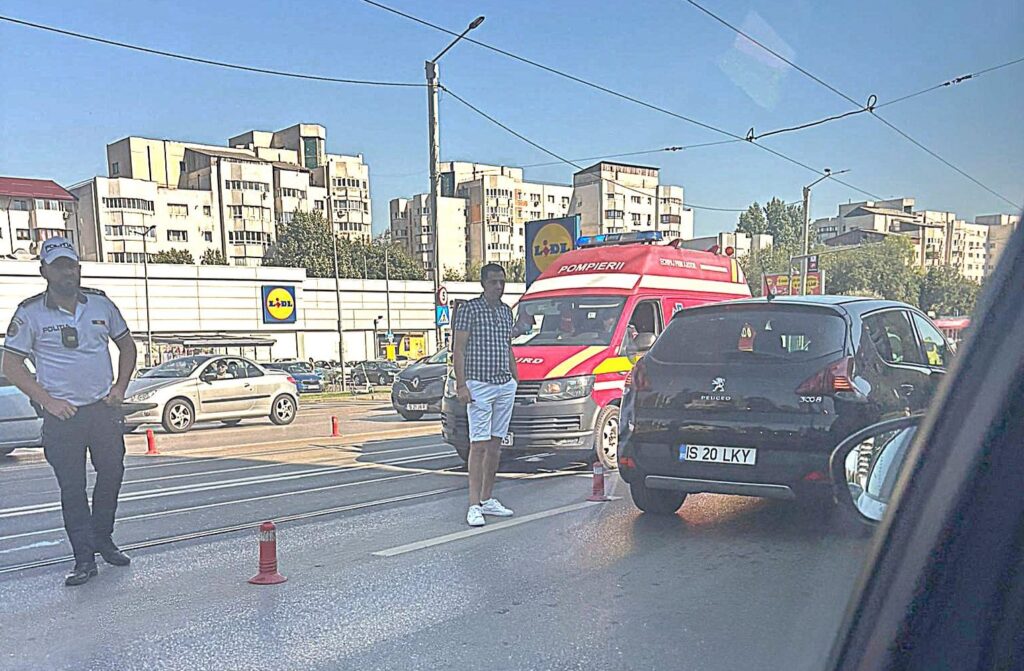  Un pieton băut a fost lovit de un autoturism, la Lidl Nicolina – FOTO