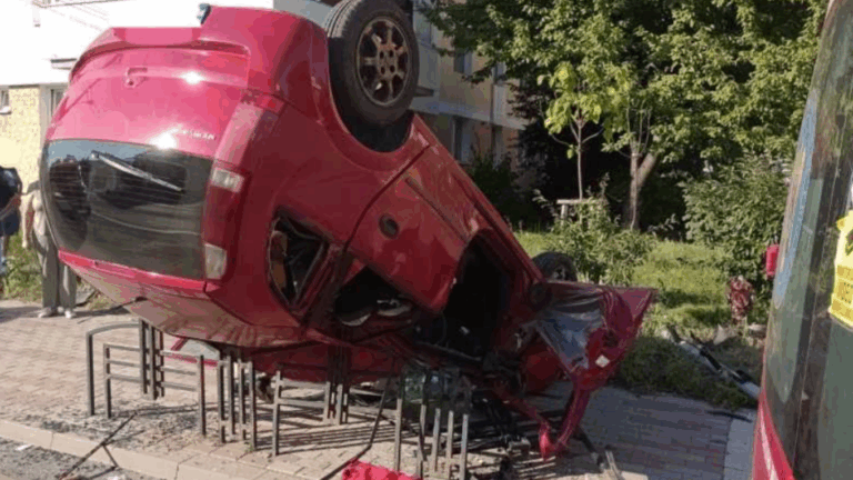 Impact violent între două autoturisme, la Piatra-Neamț. Un bărbat, scos dintre fiarele contorsionate