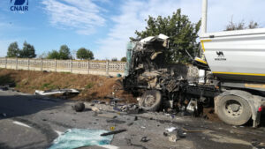 Șofer de TIR zdrobit de un alt autotren din cauză că unuia dintre conducători i s-a părut că o autoutilitară de pe marginea drumului face o manevră suspectă