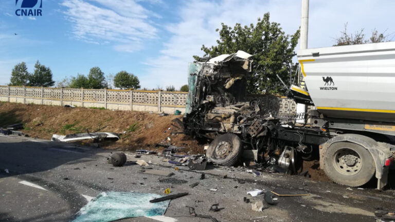 Șofer de TIR zdrobit de un alt autotren din cauză că unuia dintre conducători i s-a părut că o autoutilitară de pe marginea drumului face o manevră suspectă