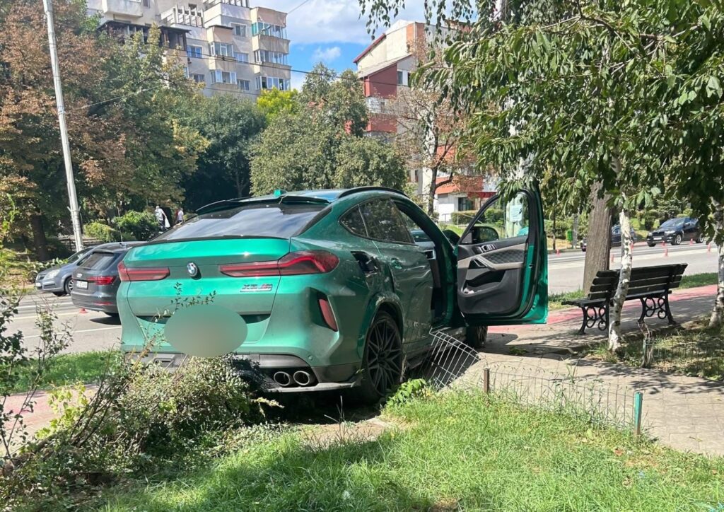  Dosar penal pentru șoferul cu permisul suspendat care a provocat un grav accident în Nicolina. BMW-ul a sărit pe trotuar, după impact