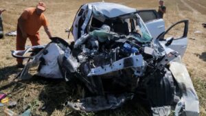 VIDEO/UPDATE | Accident mortal la Târgu Frumos: familie cu doi copii în drum spre concediu. Mașina a luat foc după ce rulota a intrat în tangaj