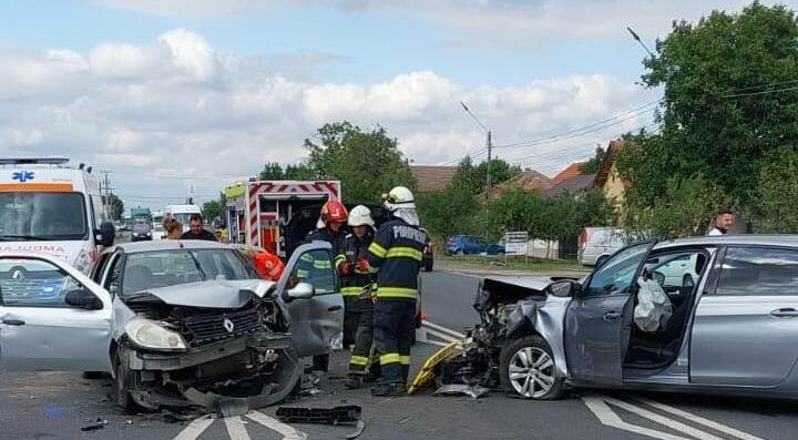  O șoferită de 66 de ani a făcut prăpăd lângă Timișoara. Mai multe persoane au ajuns la spital după un accident în care au fost implicate patru mașini