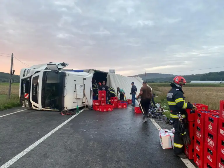Drumul european Iași - Botoșani, blocat de un tir plin cu bere care s-a răsturnat de-a latul șoselei 